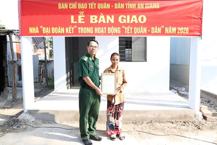An Giang: Bàn giao nhà “Đại đoàn kết” tặng các hộ dân có hoàn cảnh khó khăn