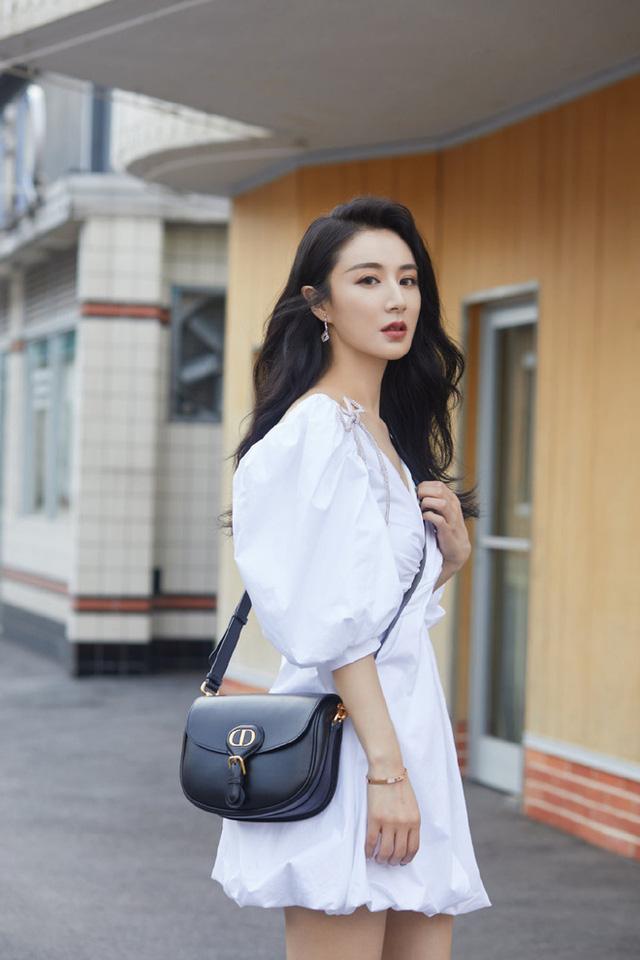 Những trai xinh gái đẹp một bước hoá đại gia nghìn tỷ trong làng livestream bán hàng - Ảnh 7. Những trai xinh gái đẹp một bước hoá đại gia nghìn tỷ trong làng livestream bán hàng - Ảnh 7.