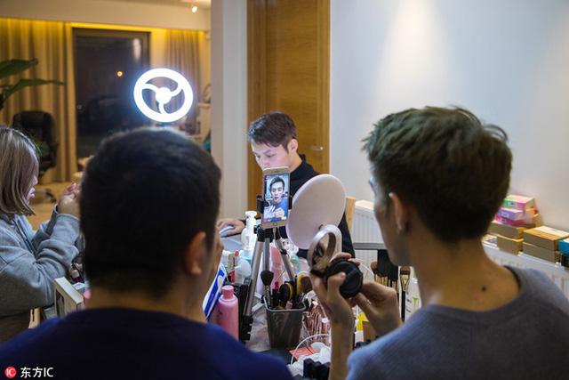 Những trai xinh gái đẹp một bước hoá đại gia nghìn tỷ trong làng livestream bán hàng - Ảnh 18. Những trai xinh gái đẹp một bước hoá đại gia nghìn tỷ trong làng livestream bán hàng - Ảnh 18.