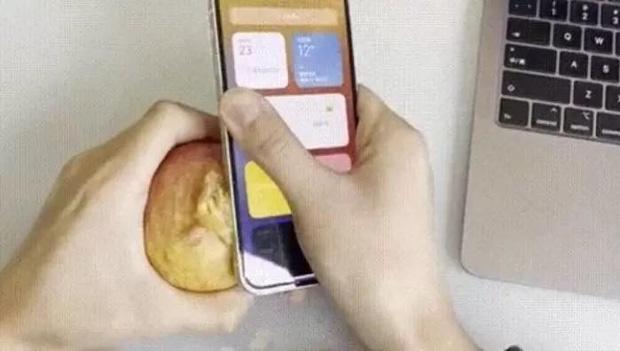 Khi muốn ăn táo mà không có dao, bạn có thể gọt vỏ bằng... iPhone 12 - Ảnh 2. Khi muốn ăn táo mà không có dao, bạn có thể gọt vỏ bằng... iPhone 12 - Ảnh 2.