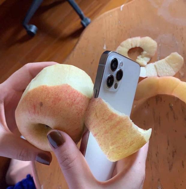 Khi muốn ăn táo mà không có dao, bạn có thể gọt vỏ bằng... iPhone 12 - Ảnh 1. Khi muốn ăn táo mà không có dao, bạn có thể gọt vỏ bằng... iPhone 12 - Ảnh 1.