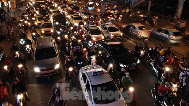 Cầu vượt trăm tỷ và những nút giao thông nhiều tầng Hà Nội nhìn về đêm - Ảnh 3. Cầu vượt trăm tỷ và những nút giao thông nhiều tầng Hà Nội nhìn về đêm - Ảnh 3.