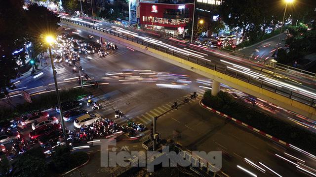 Cầu vượt trăm tỷ và những nút giao thông nhiều tầng Hà Nội nhìn về đêm - Ảnh 9. Cầu vượt trăm tỷ và những nút giao thông nhiều tầng Hà Nội nhìn về đêm - Ảnh 9.