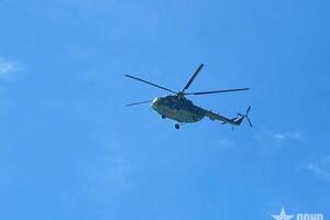Trực thăng Không quân Mi-17 bay tìm kiếm 3 người mất tích ở biển Lý Sơn