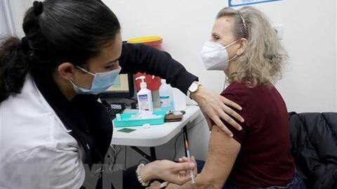 Israel: Liều vaccine COVID-19 thứ 4 không đủ ngăn ngừa biến thể Omicron