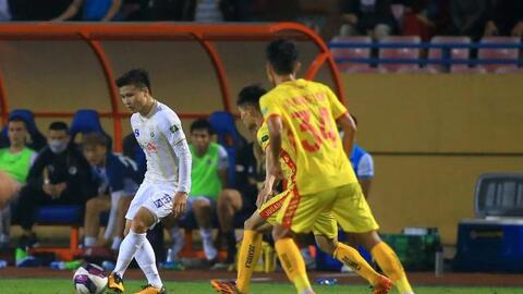 Quang Hải cúi đầu cảm ơn bầu Hiển sau trận đấu chói sáng cho Hà Nội FC