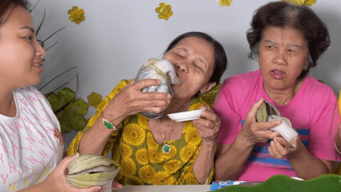 Quỳnh Trần JP công khai ăn 1 món có hình thù nhạy cảm, đến "phụ huynh" ngồi ăn ké cũng đỏ mặt vì "ớn lạnh"