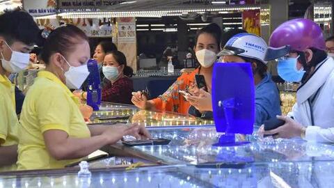 Giá vàng hôm nay 1-4: Nhảy vọt dù ngân hàng Nga bán vàng