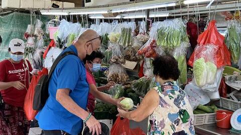 Sức hút bất ngờ tại chợ truyền thống Singapore khiến người dân mê mẩn hơn cả siêu thị?