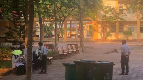 Xôn xao Hiệu phó trường cấp 3 nổi tiếng ở Cà Mau bắt học sinh ăn thức ăn lấy từ thùng rác: Nhà trường nói gì?