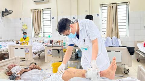 Bị chó cắn, bệnh nhân 95 tuổi có nguy cơ bị cắt cụt chân