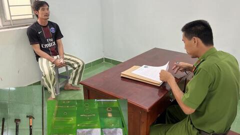 Chồng cạy két sắt trộm tiền của vợ
