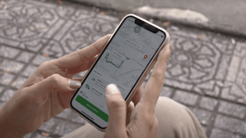 Hành khách than trời vì giá cước GrabCar tăng cao hơn cả taxi truyền thống, đặt xe ngày càng khó