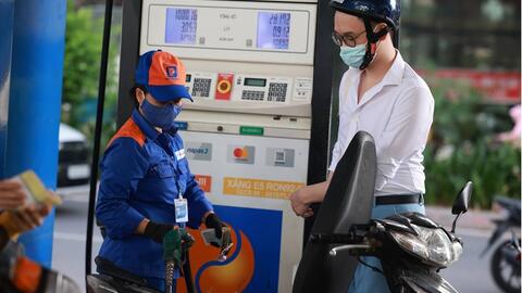 Toàn cảnh giá xăng dầu 2022: Trái với dự đoán, xăng bất ngờ giảm nhẹ