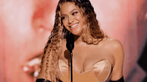 Đẳng cấp Beyoncé: Tới trễ do kẹt xe nhưng vẫn phá kỉ lục "khủng", còn được dâng cúp Grammy đến tận chỗ ngồi!