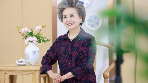Cụ bà 76 tuổi làm mẫu ảnh đình đám trên Taobao, chuyên nghiệp không kém người mẫu trẻ, còn tự học piano và chỉnh ảnh tại nhà