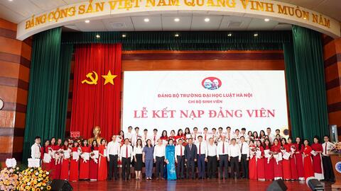 Trường Đại học Luật Hà Nội kết nạp Đảng cho 77 sinh viên