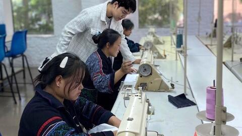 Cùng thiếu nữ vùng cao nhuộm sắc chàm ngay giữa lòng Hà Nội