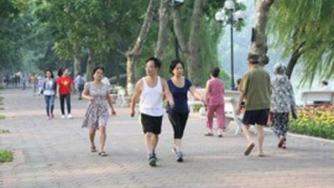 Ở tuổi 54, vị giáo sư này bắt đầu đi bộ 10.000 bước mỗi ngày và duy trì việc đó trong 18 năm: Kết quả nhận về bất ngờ!