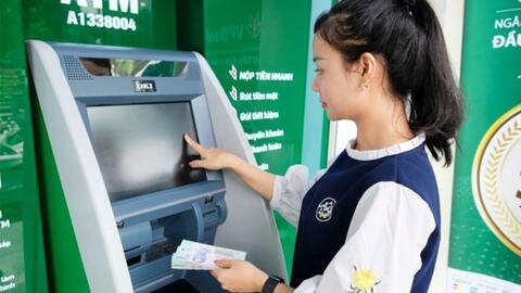 Người dân có thể nộp tiền vào tài khoản ngân hàng của mình cả trong và ngoài giờ hành chính