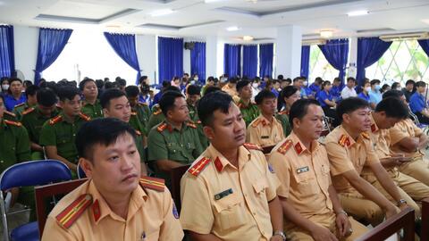 Tuổi trẻ Bình Dương tuyên truyền an toàn giao thông đến người dân