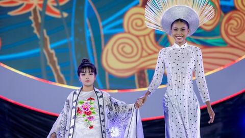 "Cổ linh" - Bộ sưu tập áo dài vẽ tay độc đáo