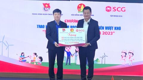 2,2 tỷ đồng học bổng tặng học sinh, sinh viên vượt khó