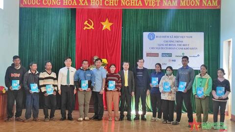 BHXH tỉnh Gia Lai trao tặng 253 thẻ bảo hiểm y tế cho người dân