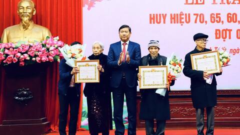 Trao Huy hiệu 70 năm tuổi Đảng tặng đảng viên huyện Thạch Thất