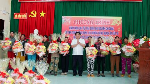 Động viên, tặng quà Tết tới hoàn cảnh khó khăn tại Ninh Thuận