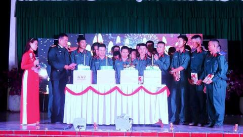 Vòng tay gắn kết tình đồng đội