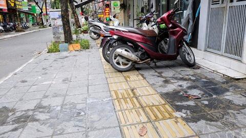 Khi vỉa hè “đánh đố” người khiếm thị