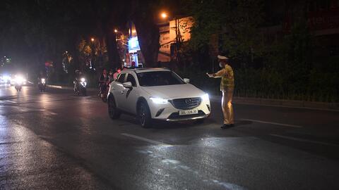 Hà Nội: Lái xe bất ngờ bị kiểm tra nồng độ cồn lúc nửa đêm