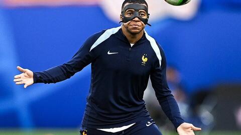 Chiếc mặt nạ của Mbappe