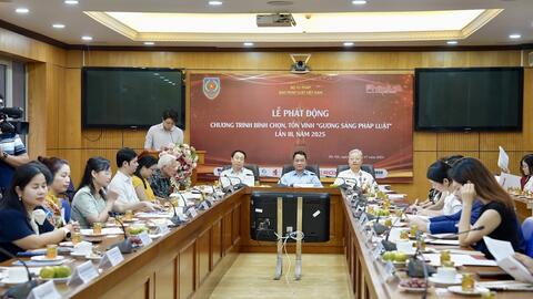 Phát động Chương trình bình chọn, tôn vinh "Gương sáng pháp luật" lần III