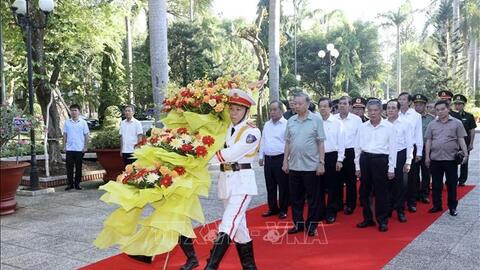 Chủ tịch nước Tô Lâm dâng hương tưởng nhớ Bác Hồ tại Trà Vinh