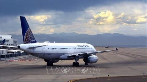 Chuyến bay của United Airlines hạ cánh khẩn cấp do rơi bánh đáp