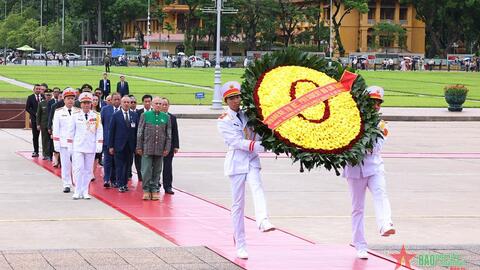 Tổng thống Timor-Leste José Ramos-Horta vào Lăng viếng Chủ tịch Hồ Chí Minh