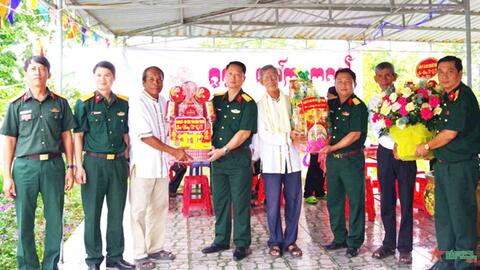Bộ CHQS tỉnh Bình Thuận thăm, chúc Tết Katê đồng bào dân tộc Chăm