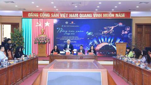 Hà Nội trình diễn drone kết hợp hỏa thuật mừng Xuân Ất Tỵ