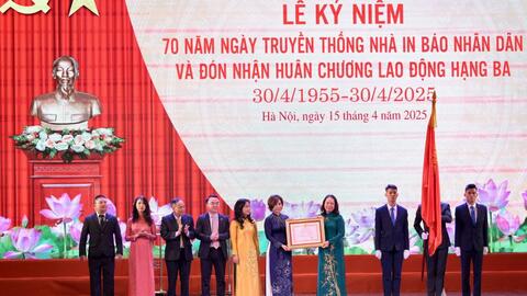 Nhà in Báo Nhân Dân đón Huân chương Lao động hạng Ba