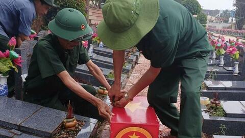 Cất bốc và di dời hài cốt liệt sĩ về quê an táng