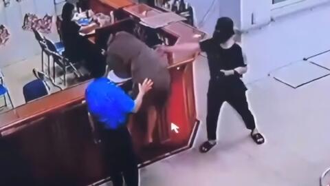 Vào cuộc vụ việc người đàn ông tấn công nhân viên y tế