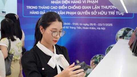 Trưng bày 300 sản phẩm bị thu giữ trong tháng cao điểm chống hàng giả