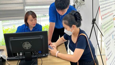 Đoàn Thanh niên các xã: Gia Lâm, Bát Tràng hỗ trợ người dân dịch vụ công trực tuyến