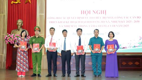 Xã Bát Tràng công bố quyết định về tổ chức bộ máy, công tác cán bộ