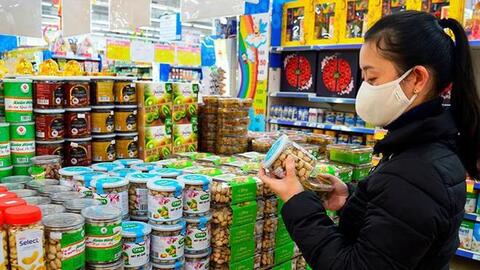 Vắng khách, siêu thị khuyến mãi hàng Tết rầm rộ