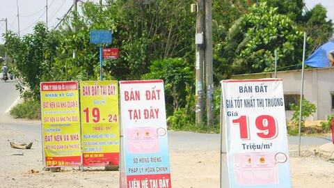 Giữa cơn sốt đất điên cuồng: Dồn tiền mua vì “đất không lời thì cái gì lời”, người lại "quay xe" do không chịu nổi 30 tỷ/ 2 lô