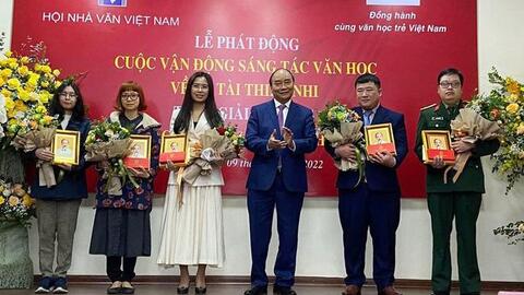 Chủ tịch nước: Văn học phải hun đúc cho thế hệ trẻ ý chí, nghị lực vươn lên