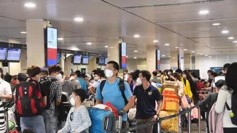 Người dân đổ xô về quê đón Tết